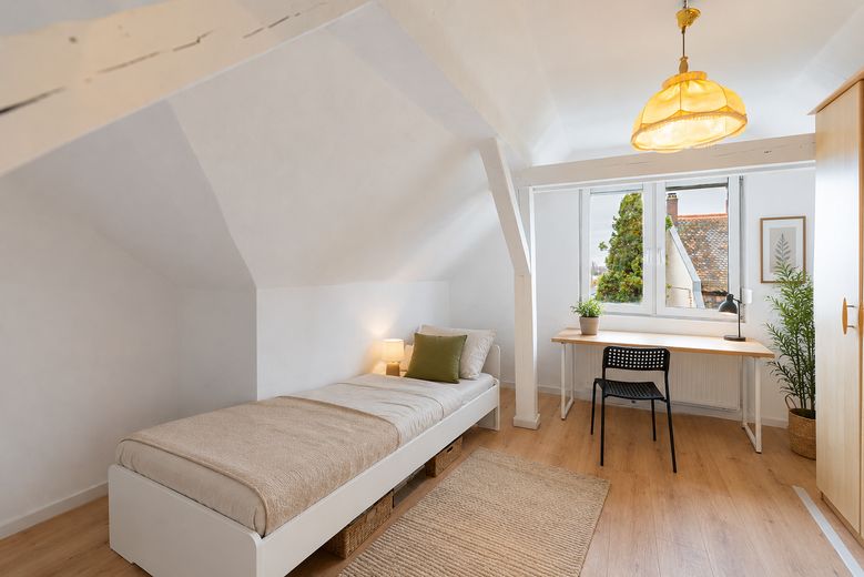 Wunderschöne 3 Zi Dachgeschoss Wohnung mit Balkon und Küche – Schlafen 2