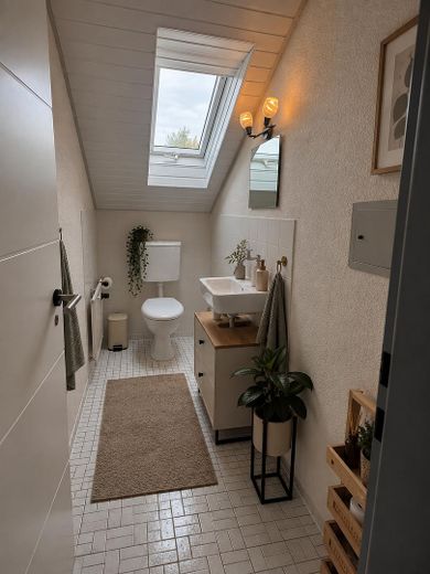 4 Zimmer Dachgeschosswohnung mit neuer Küche – Gäste WC