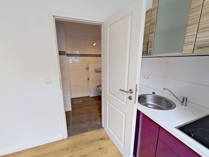 Viel Platz zum Wohlfühlen - Helle 2-Zimmer-Wohnung mit EBK in fußläufiger Nähe zur Altstadt – Ansicht II: Küche