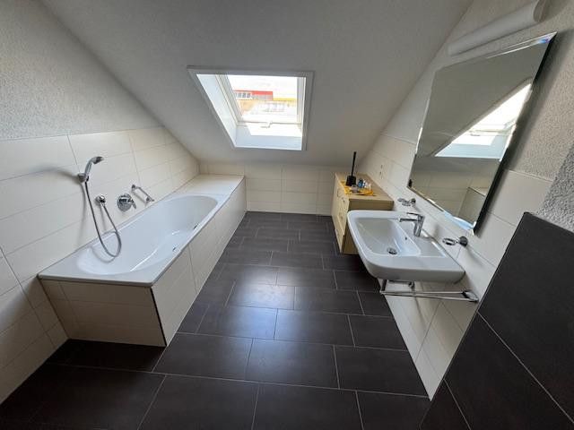 Badezimmer mit Badewanne