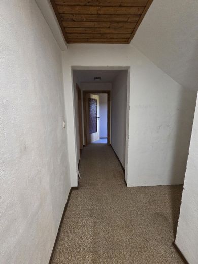Schönes freistehendes Einfamilienhaus zu verkaufen – Flur KG 2