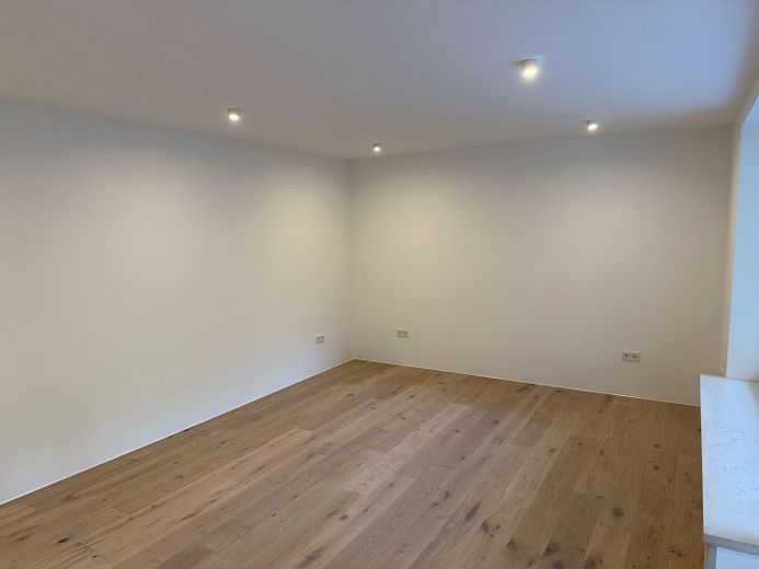 Kernsanierte 2,5-Zimmer-Wohnung mit Balkon in Solln – Erstbezug, provisionsfrei – Wohnzimmer