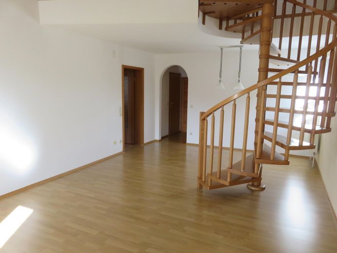 Bezugsfreie Maisonette-Wohnung nahe der Dachauer Altstadt, Erbpacht – Wohnzimmer