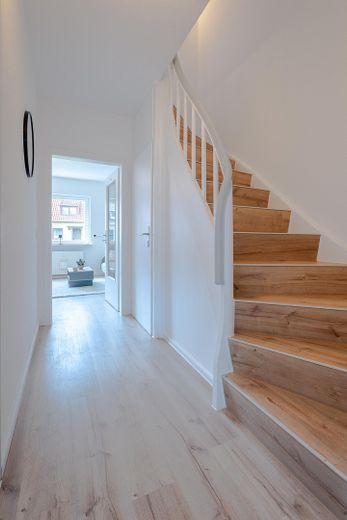 Move in and feel at home – modernized terraced house – Flur