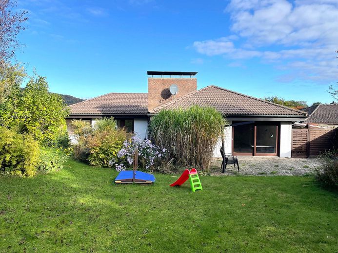 Großzügiges Einfamilienhaus mit Traumgrundstück und Taunusblick – Garten Hausansicht