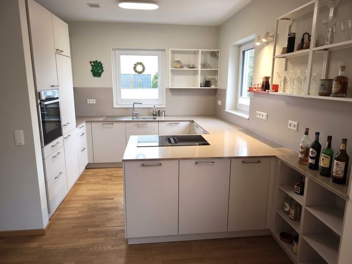 Сучасний 6-кімнатний архітекторський будинок у Мальсдорф-Зюд від приватного власника – Küche