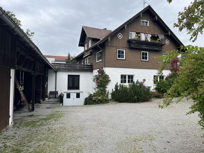 CASA PLURIFAMILIARE VERSATILE CON POSSIBILITÀ COMMERCIALE E POTENZIALE DI AMPLIAMENTO – Ansicht Westen