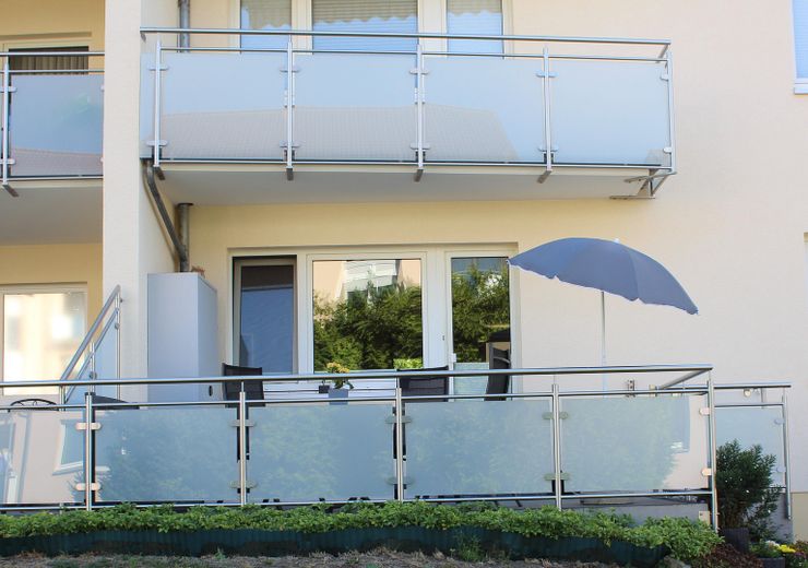 مضيئة ومجددة: شقة من 3 غرف في ميندن بالقرب من نهر فيزر - بدون عمولة – Terrasse - Sicht vom Garten