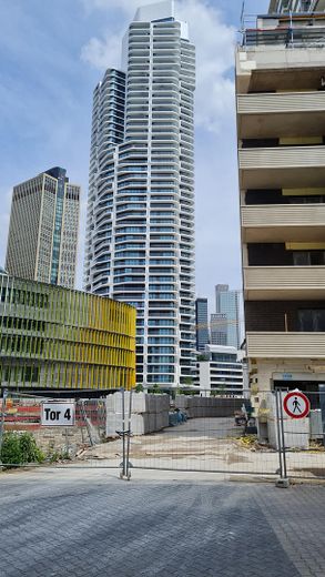 Schöne, ruhige und helle 3-Zimmerwohnung gegenüber Skyline Plaza – Nachbarschaft: Grand Tower