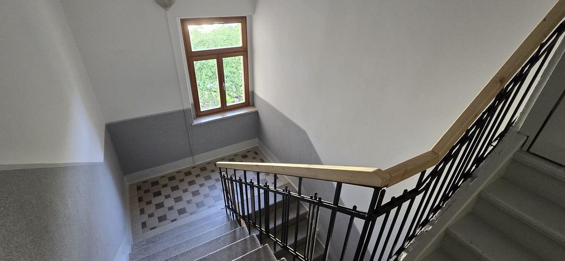 Top gerenoveerd 2-kamer zolderappartement op een locatie dicht bij het centrum – Treppenhaus