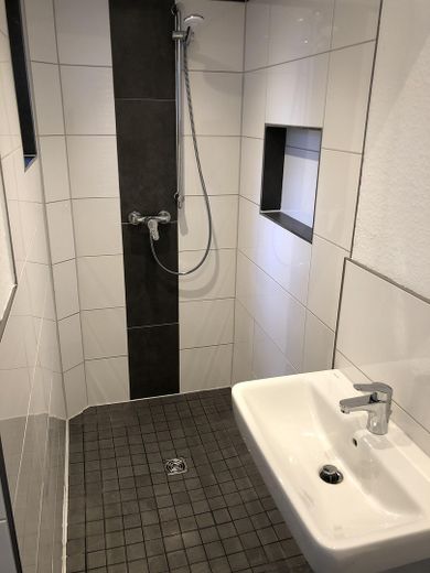 Attraktive 2-Zimmer-Wohnung in absolut zentraler Lage – Begehbare Dusche