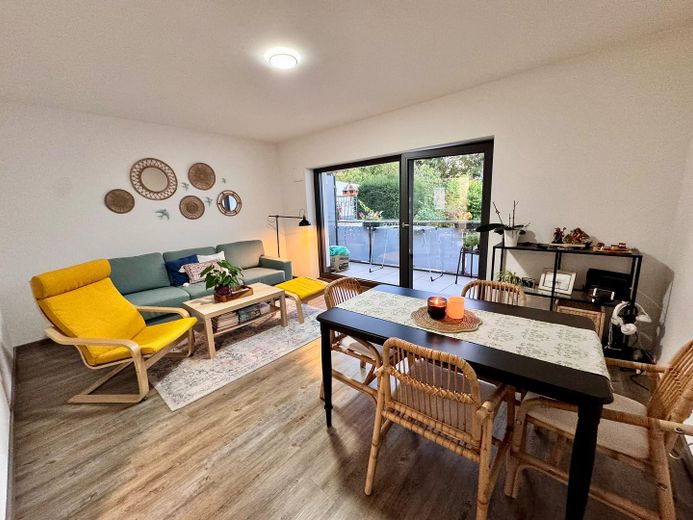 Barrierefreie 2-Zimmer Wohnung mit Aufzug (KfW 55) – Wohnzimmer möbliert