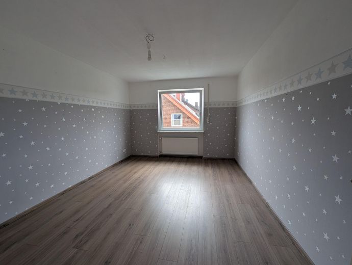 2 yaşam alanı, bahçe ve aile için bolca alan sunan geniş iki ailelik ev – Schlafzimmer 1. Obergeschoss
