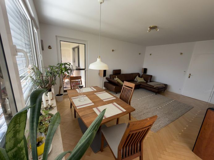 Provisionsfrei: 4-Zimmer-EG-Wohnung mit 300 m² Privatgarten, Süd-West-Terrasse, nur 2 Parteien – Wohnzimmer