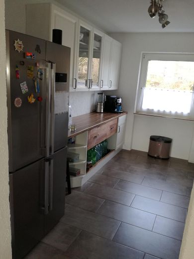 Spacieux appartement de 4 pièces avec 2 salles de bains, balcon et garage, offrant une vue incroyable – Küche