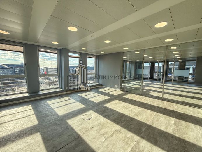 ATIK: Moderne, klimatisierte Bürofläche im obersten Stockwerk direkt am Luisenplatz - provisionsfrei – Innenansicht