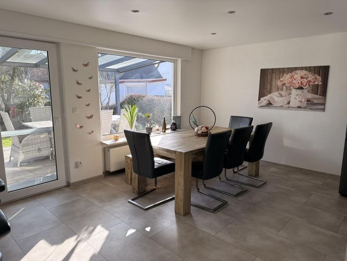 Essbereich mit Blick in Garten