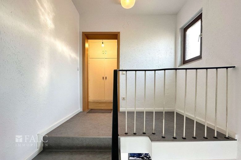 Dachgeschosswohnung mit Stellplatz in ruhiger Lage von Köln-Lövenich – Wohnungstür
