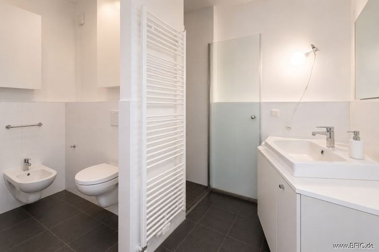 elegante 2-Zi.-Wohnung mit großem Balkon - möbliert vermietet nähe Spittelmarkt – Bad