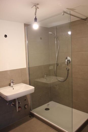 Schöne ELW in gehobenem Wohngebiet Salach Nord neu renoviert – Bad mit Dusche