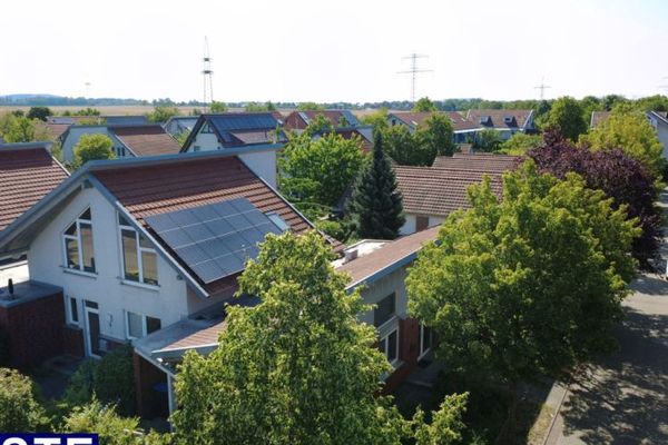 Architektenhaus mit separater Einheit, Garage, Carport und viel Licht in Sehnde-Höver