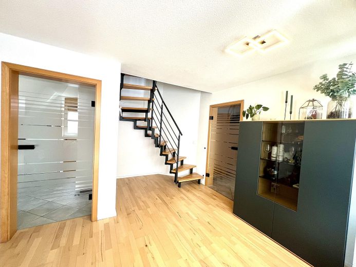 Appartamento maisonette di 4,5 locali con balcone e garage – Zugang OG