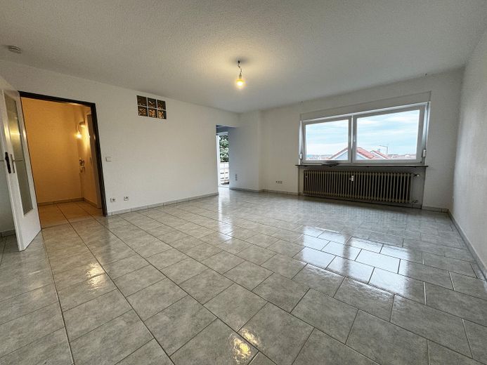 Sonniger Balkon & Stellplatz - Helle 1-Zimmer Wohnung - Nur 50m zur Lidl Zentrale – Zimmer