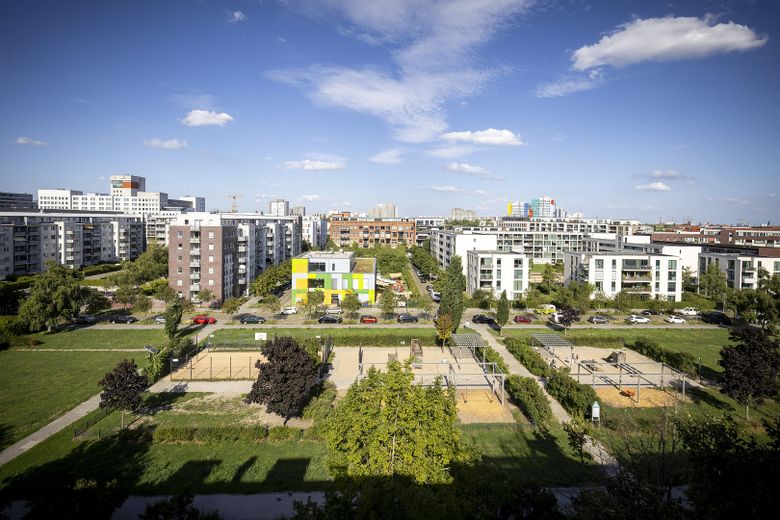 ब्रोकर कमीशन-मुक्त! ऊपरी मंज़िल, 91m², 2 टैरेस, 2.5 कमरे – Weitblick über Friedrichshain