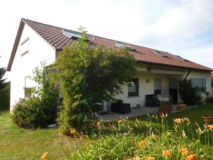 Haus mit Garten und Terrasse