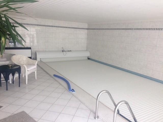 Exklusiver Walmdachbungalow vor den Toren Hamburgs, Bönningstedt, provisionsfrei – Indoor Pool