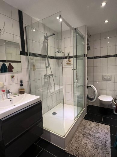 Badezimmer mit großer Dusche