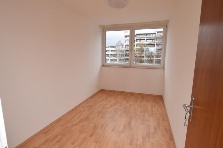 Helle 3-Zimmer Wohnung 70 m2 München Unterhaching mit Balkon Erstbezug nach Vollrenovierung – Kind / Büro