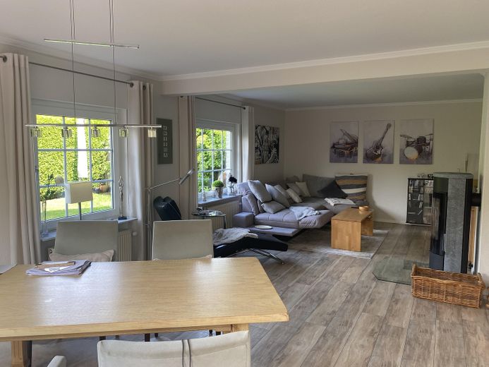 Charmantes Einfamilienhaus in Ostseenähe - Provisionsfrei – Wohnzimmer mit Kaminofen
