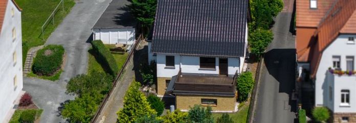 Großzügiges Einfamilienhaus mit Sauna, Sonnenterrasse und drei Garagen in Berga-Wünschendorf.