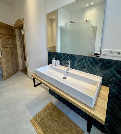 Großzügiges Waschbecken