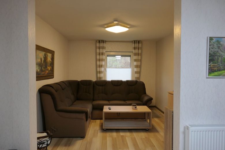 Doppelter Wohntraum auf einem Grundstück - Zwei Häuser, ein Zuhause! – Wohnzimmer Haupthaus