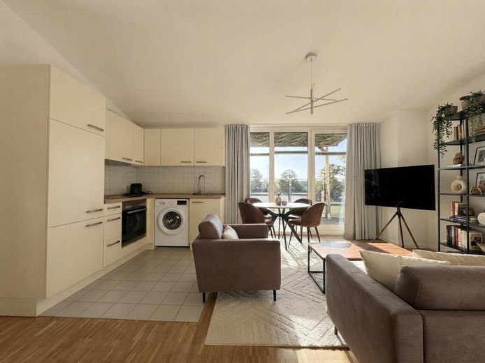 Barrierefreie Dachgeschosswohnung mit großer Sonnenterrasse (provisionsfrei!) – Wohnen / Küche (KI-möbliert)