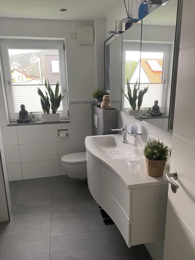 120 m² Familienwohnung mit XXL-Balkon, Doppelgarage, Wallbox, nahe Ingolstadt – Badezimmer