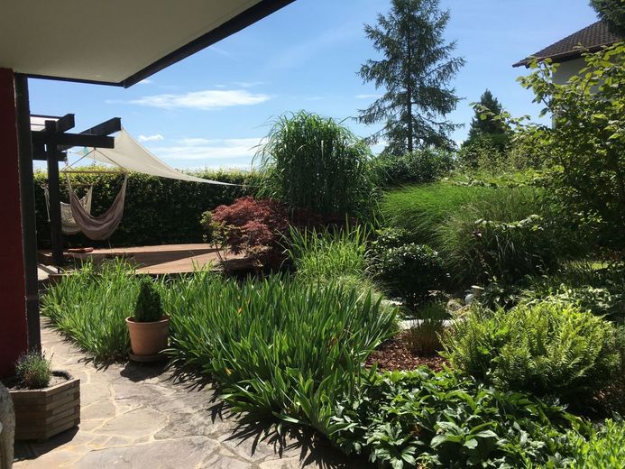 Ein Haus, drei Einheiten - wohnen, vermieten, entfalten – Sommerliche Ansicht