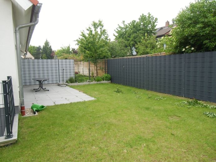 Neuwertige, großzügig geschnittene Doppelhaushälfte (BJ2018) – Garten