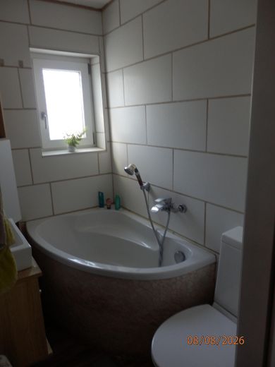 modernisierte Doppelhaushelfte mit zwei Wohnungen auf 403,50 qm Grundstück mit Garage – Toilette mit Wanne unten