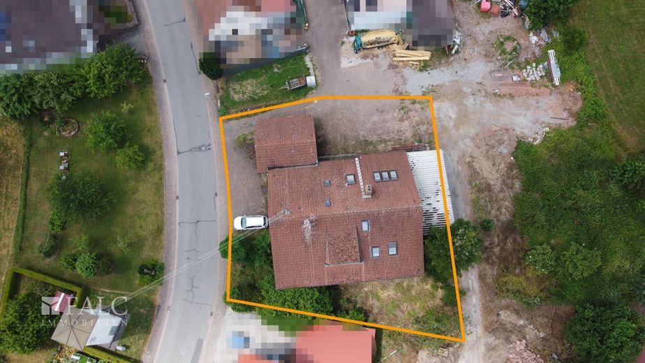 Sanierungsbedürftiges Mehrfamilienhaus in Laudenberg – Blick von Oben