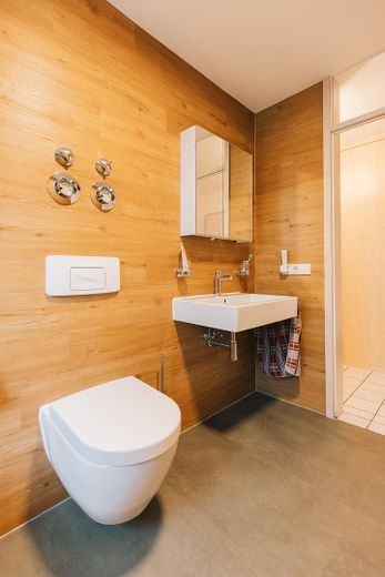 Steuerlich attraktive Kapitalanlage in Stammheim-Süd mit zuverlässigem Mieter (provisionsfrei) – Spülrandloses Villeroy&Boch WC