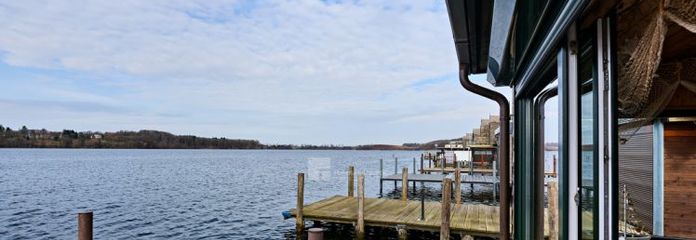 Reetgedecktes, winterfestes Bootshaus mit Bootsgarage und Motorboot am Ziegelsee sofort nutzbar