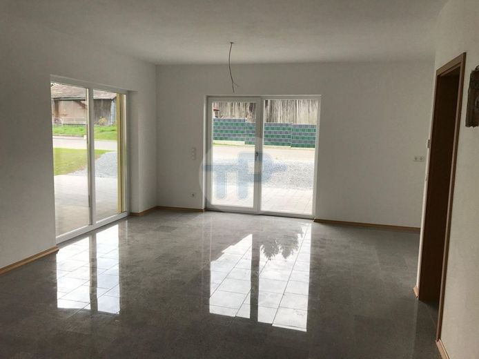 RESERVIERT! WALMDACHBUNGALOW MIT GARAGE UND CARPORT IN TRAUMHAFTER SIEDLUNGSRANDLAGE – Wohnzimmer