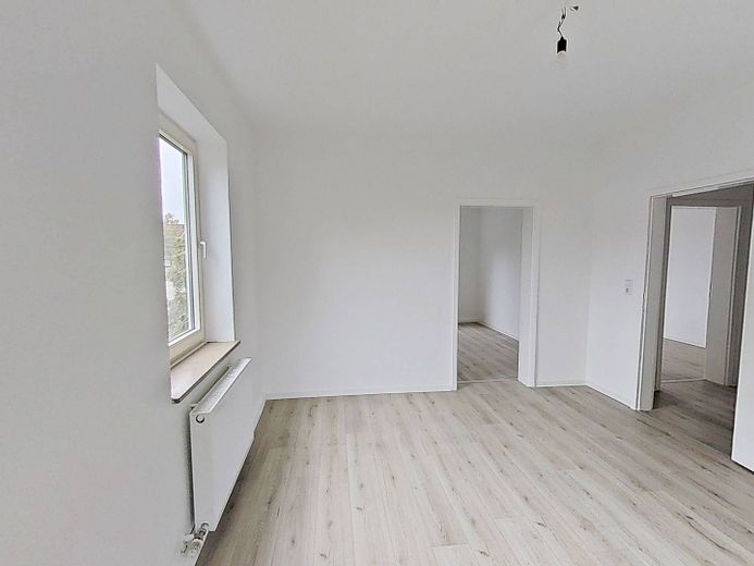 Helle 3-Zi.-Whg. mit Wannenbad in fußläufiger Nähe zum Stadtzentrum – Ansicht II: Wohn- und Esszimm…
