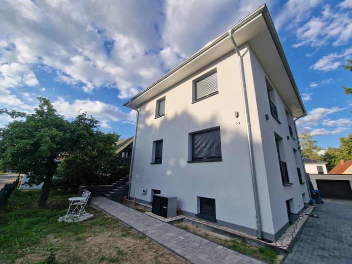Erstbezug in Zepernick – Provisionsfreie KfW-40-EE Stadtvilla auf über 1.000 m² Grundstück – Außen West-Süd Straßenseite