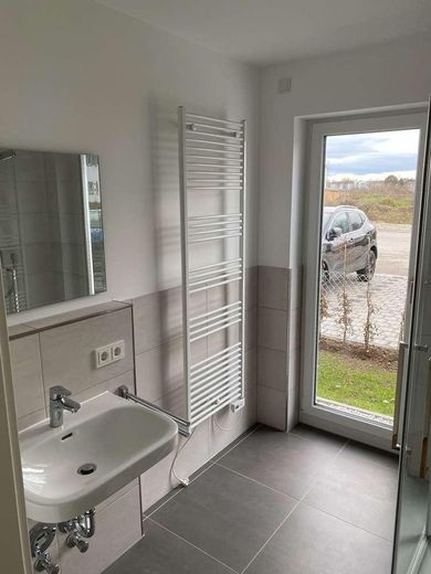 Schöne 2-Zimmer-Gartenwohnung in Bestlage in Höhenkirchen-Siegertsbrunn – Badezimmer 