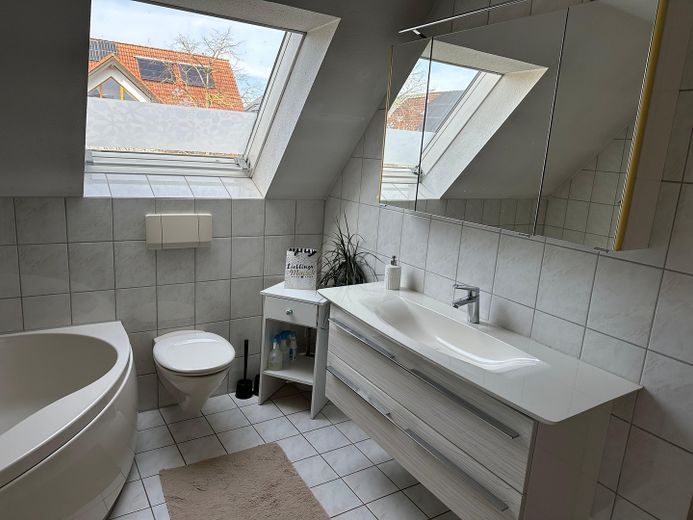 Gepflegte Doppelhaushälfte mit Einliegerwohnung in ruhiger Ortsrandlage von Ulm-Mähringen – Bad OG
