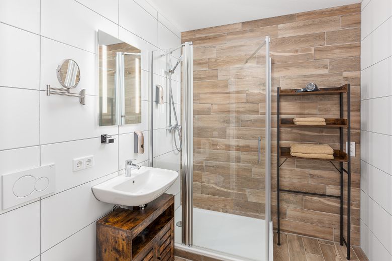 Neubau: vollmöblierte Businessapartments mit Panoramablick – Apartment 4 Duschbad